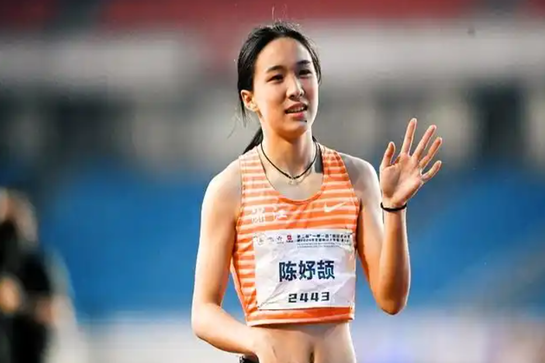 田径公开赛焦点战：蓬莱迅豹队鏖战云贵巨龙队，新星闪耀。反击锐度十足(跑步比赛为什么叫田径)-九游会网页登录
