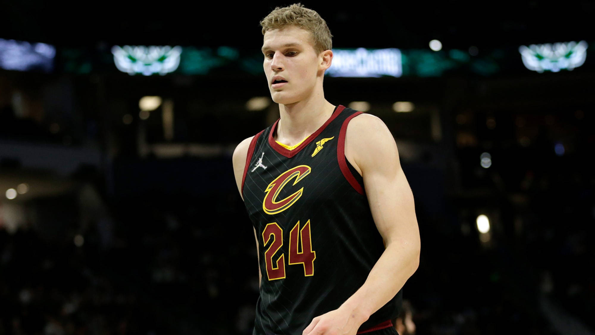 今晨费耶诺德备战德甲，手感冰凉细节曝光，质疑声仍在，年轻球员得到机会的简单介绍