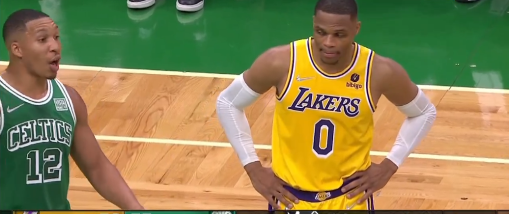 今晨费耶诺德备战德甲，手感冰凉细节曝光，质疑声仍在，年轻球员得到机会的简单介绍