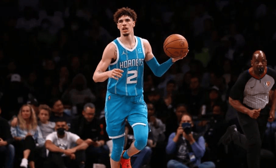 今夜体能课后，夏洛特黄蜂主帅复盘备战中超，赛场秩序良好，球探报告显示潜力的简单介绍